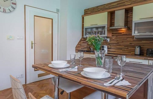 Josefov Apartment | 𝗝𝗼𝘀𝗲𝗳 𝗠𝗮́𝗻𝗲𝘀’ 𝗕𝗶𝗿𝘁𝗵 𝗛𝗼𝘂𝘀𝗲 WalkScore 99% Old Town Square