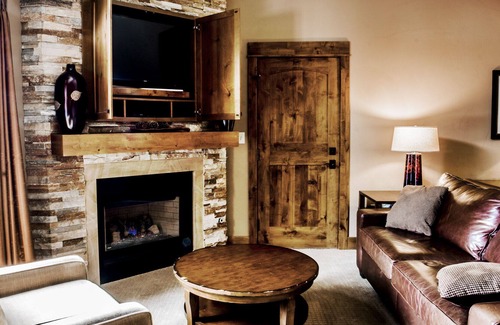 Tamarack Apartment | Journey's End Mountain Studio | Saltwater Hot Tub | Fitness Center