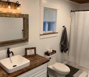 North Troy Ski Chalet | Journeys End Chalet - Minutes to Jay Peak!