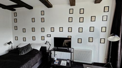 De Weteringschans Bed & Breakfast | JoyJoyJoy the Black Beauty ecolicious studio in a canal house with French balcony with view on the canals