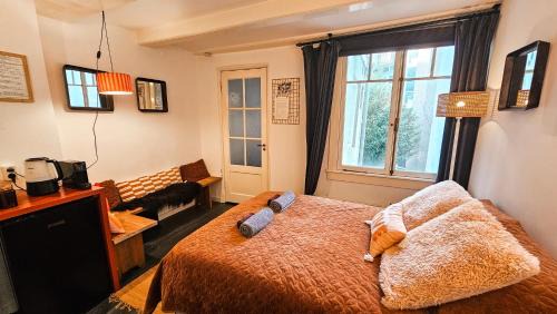 Amsterdam City Centre Bed & Breakfast | JoyJoyJoy the Red Sun ecolicious studio in the historic Canalhouse Tropics at the Canals from 1729