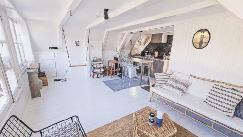 Grachtengordel-West House | JoyJoyJoy the Royalty ecolicous design house in a historic Canalhouse from 1618 with 2 bedrooms with top floor views over the canals