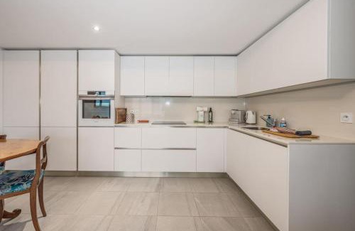 Antibes Apartment | Juan Les Pins Two Bed Apt Beach Access