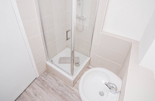 Doncaster Apartment | Jubilee Gardens - Recently refurbished 2 bed apartment with shared garden and parking near Doncas...