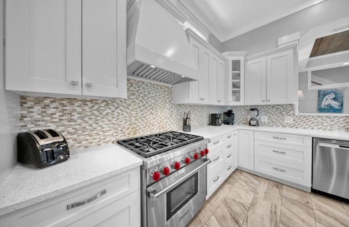 Sunnyside House | July 19-Aug 2 Open High end open-concept home, with 3 king beds