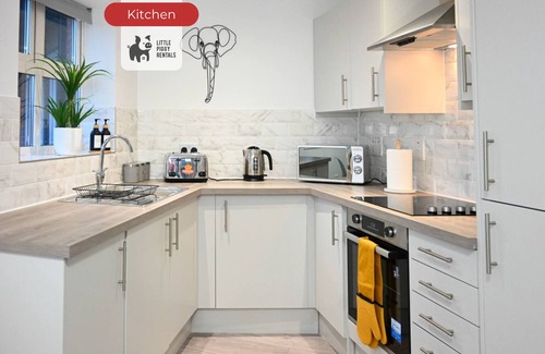 Bedford Apartment | Jungle King Suite with Parking