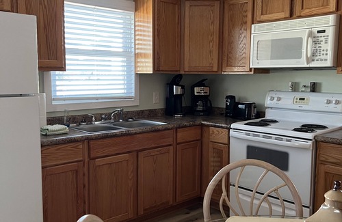 Wilmington Beach House | "JUNIOR'S PLACE" Peaceful & Private, 2 blocks to beach - LOW PET FEE
