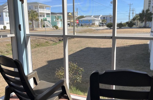 Wilmington Beach House | "JUNIOR'S PLACE" Peaceful & Private, 2 blocks to beach - LOW PET FEE