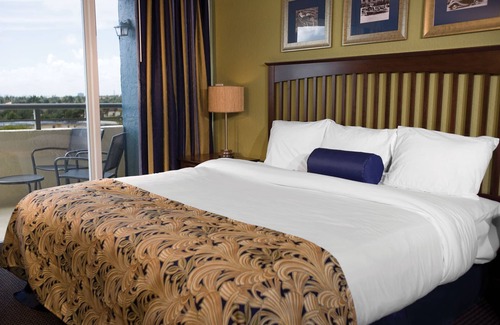 Pompano Beach Resort | Just across from Pompano Beach!