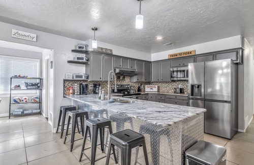 Central Oklahoma City House | Just Like Home #9: Heart of OKC Spacious Stay for 14 w/swimming pool and b-ball
