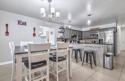Central Oklahoma City House | Just Like Home #9: Heart of OKC Spacious Stay for 14 w/swimming pool and b-ball