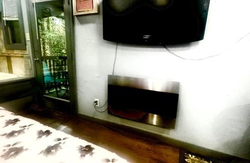 Gatlinburg - Pigeon Forge Apartment | Just Listed! THE GROTTO w In Suite Jacuzzi-Pets Welcome 420 Friendly Apartment