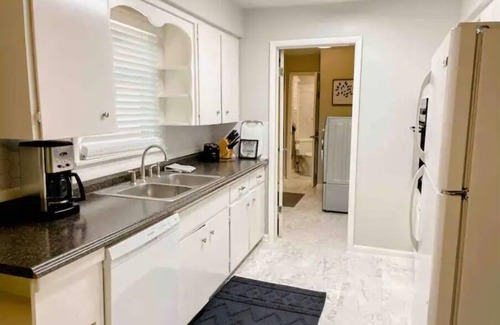 Springfield House | Just steps to Wonders of Wildlife, Bass Pro - The Sunshine House!