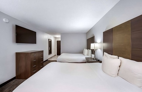 Grants Pass Resort | Just What You Were Looking For! Spacious Unit, Enjoy Swimming Pool Access!