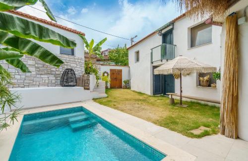Kirazli Villa | Köy İçinde Zevkle Döşenmiş Özel Havuzlu Lüks Taş Villa