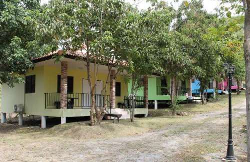 Song Phi Nong House | Kaengkachan Lake Hill