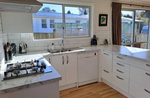 Taupo House | Kaihua Cottage - Family Friendly home with WiFi