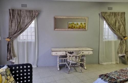 Greater Johannesburg Metropolitan Area Apartment | Kaleaba Bachelor Unit
