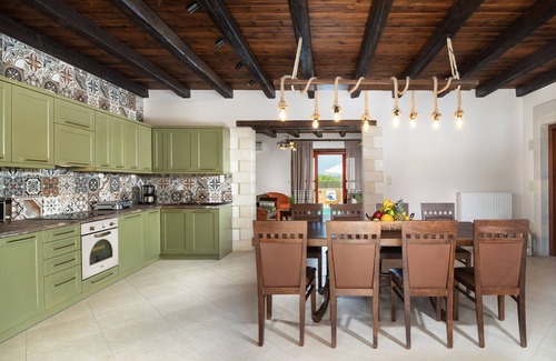 Dafni Villa | Kalypso Villa, Ideal for big families & friends! Walking distance to amenities!