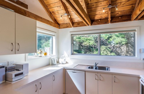 Waikanae Cottage | Kapiti at The Coast - Waikanae Holiday Home