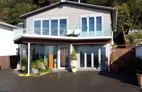 Pukerua Bay Bed & Breakfast | Kapiti Waves Beach Retreat