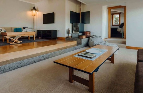 Rewa House | Karamu Korner: Charming Bungalow in Strandon