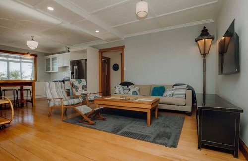 Rewa House | Karamu Korner: Charming Bungalow in Strandon