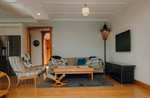Rewa House | Karamu Korner: Charming Bungalow in Strandon