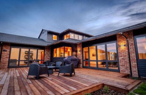 Ngakuru House | Karapiti Lodge - Stunning Rural Getaway