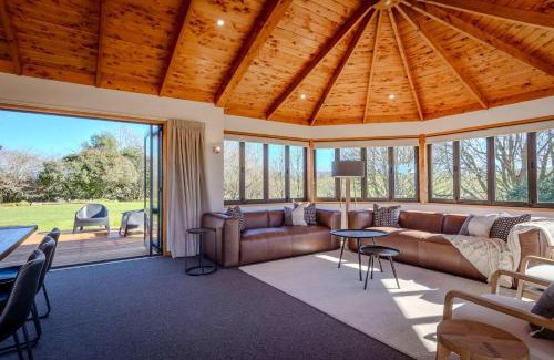 Ngakuru House | Karapiti Lodge - Stunning Rural Getaway