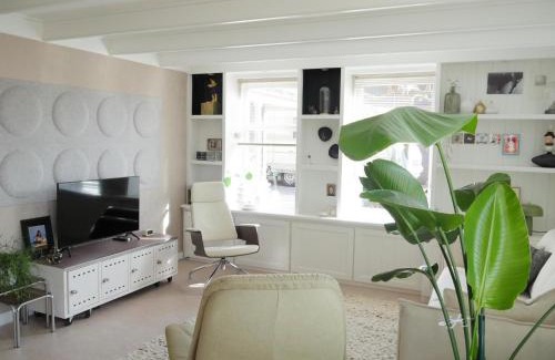 Tuitjenhorn House | Karibu