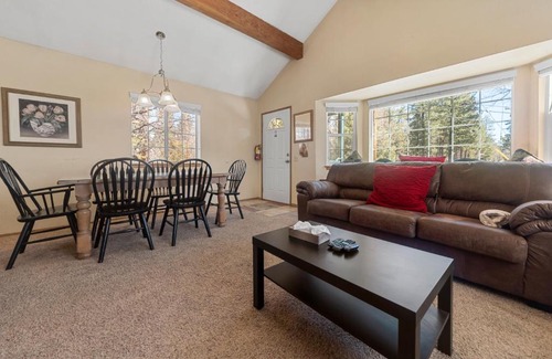 Big Bear Lake House | Karin's Cottage - Close to Bear Mountain and Snow Summit