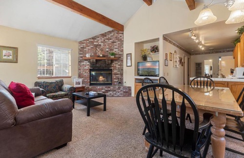 Big Bear Lake House | Karin's Cottage - Close to Bear Mountain and Snow Summit