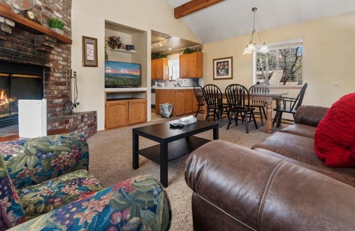 Big Bear Lake House | Karin's Cottage - Close to Bear Mountain and Snow Summit