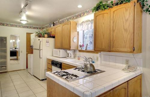 Big Bear Lake House | Karin's Cottage - Close to Bear Mountain and Snow Summit