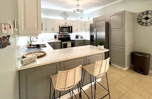 Lowlands Villa | KARISSA's is a Stylish 2-bedroom Suite with a private pool & gas BBQ