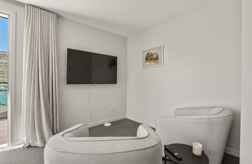 Frankton House | Kawarau Room With Lake Views