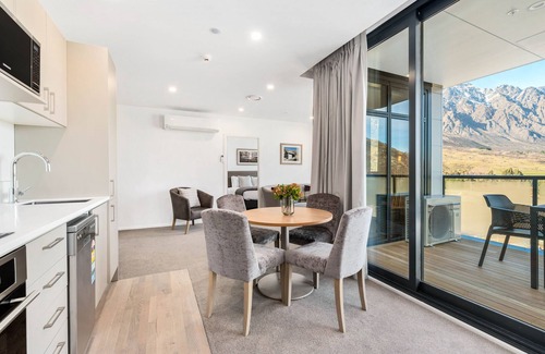 Frankton Apartment | Kawarau View - Close to airport, shopping, cafes & bars.