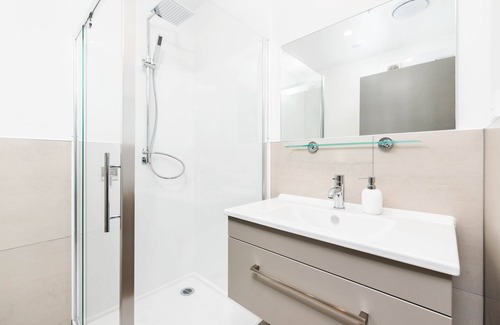 Frankton Apartment | Kawarau View - Close to airport, shopping, cafes & bars.