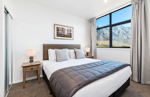 Frankton Apartment | Kawarau View - Close to airport, shopping, cafes & bars.