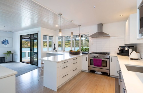 Kawau Island Resort | Kawau Lodge - Kotuku Master Suite plus 1 bedroom
