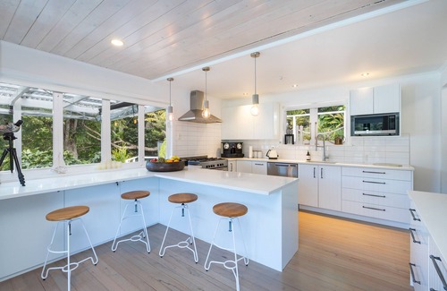 Kawau Island Resort | Kawau Lodge - Kotuku Master Suite plus 1 bedroom