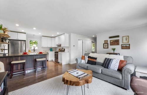 Lake Shangrila House | Kayaks and Fire Pit~ Cozy 2 Bedroom Lake Retreat