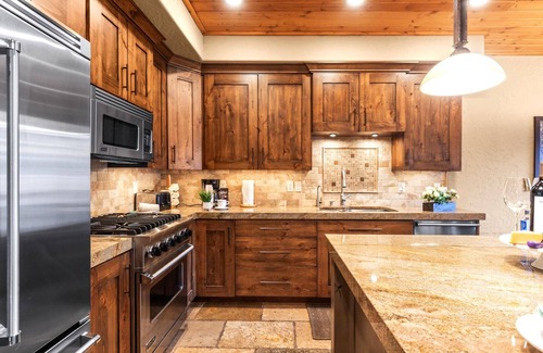 Deer Valley House | KBM Resorts | *NEW PROPERTY* Bristlecone | Beautifully updated, Easy Access to Deer Valley, Private Hot Tub, Gas Fireplace, Main Street! BCT-501