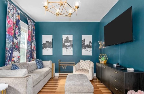 Midtown - Westport House | KC Cosmopolitan Chic: Your Stylish Stay