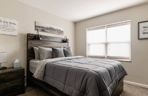 Country Club Plaza Area Apartment | KC Plaza Two Bedroom with Gym/Pool/Parking
