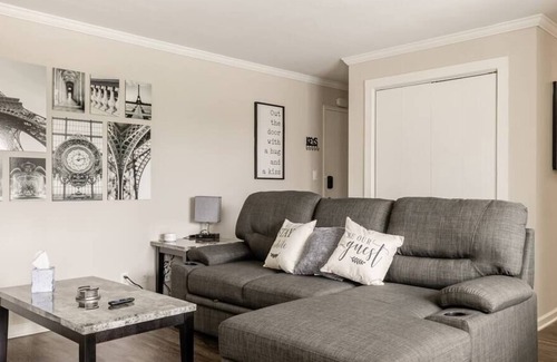 Country Club Plaza Area Apartment | KC Plaza Two Bedroom with Gym/Pool/Parking