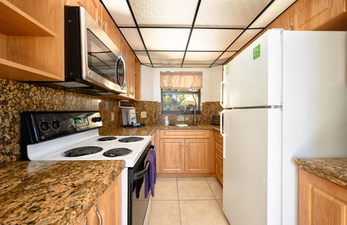 Marathon Villa | KE Arrive any day, pool on beach, full Kitchen, W/D, Parking, Docks, balcony,