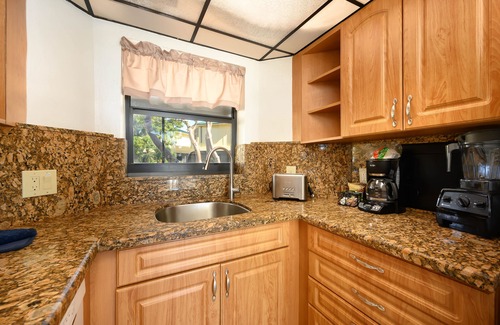 Marathon Villa | KE Arrive any day, pool on beach, full Kitchen, W/D, Parking, Docks, balcony,