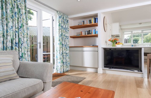 Bugford Cottage | KEEPERS LODGE, HILLFIELD VILLAGE, family friendly in Dartmouth